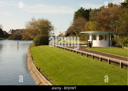 Una vista del parco Mewsbrook in Littlehampton a fianco del lago in barca. Foto Stock