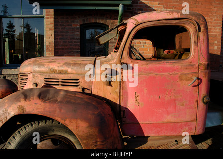 Una vista laterale di un vecchio arrugginito e abbandonata red 1947 Fargo pickup truck Foto Stock