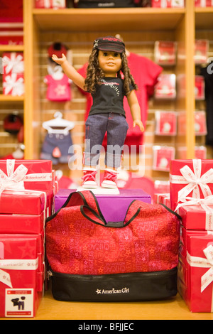 La città di New York La Grande Mela American Girl shop store luogo Doll in rosa dei formatori jeans t shirt & il tappo corrispondente hat Foto Stock