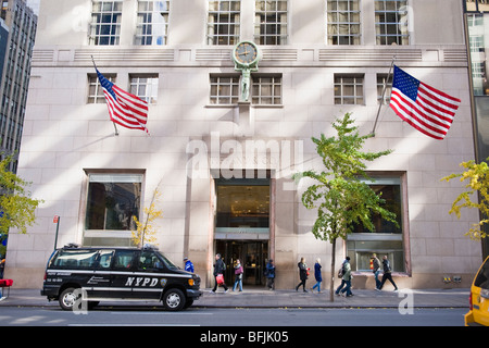 New York City , La Grande Mela , il Tiffany & Co store o un negozio sulla Quinta Avenue con bandierine americane & NYPD il traffico al di fuori del veicolo Foto Stock