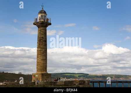 Il vecchio faro di pietra sul Molo Ovest di Whitby nel North Yorkshire, Inghilterra. Foto Stock