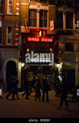 Dirty Dicks pub di Bishopsgate in serata, East End East London Inghilterra England Regno Unito Foto Stock