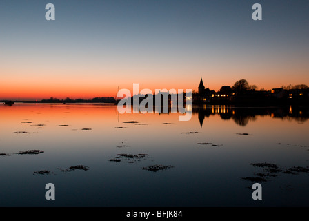 Tramonto colorato sull'acqua fino al villaggio di Bosham e alla chiesa con la marea, splendida acqua naturale, Sussex, Regno Unito Foto Stock