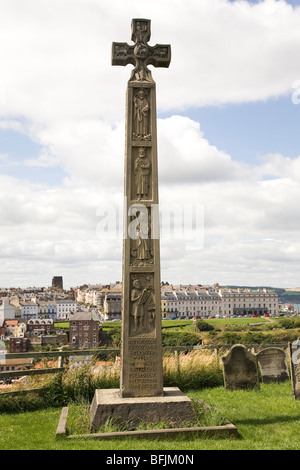 Il Celtic croce di stile che ricorda la vita di Caedmon (d.680), il primo poeta inglese il cui nome è registrato. Foto Stock