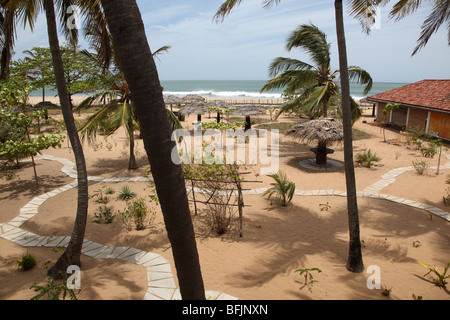 La vista dei giardini della Stardust Hotel, Arugam Bay. Lo Sri Lanka. (Arcobaleno village). Foto Stock