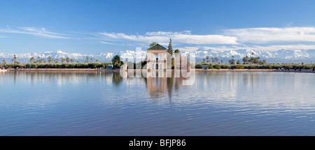 Il Padiglione della Menara con le lontane montagne dell'Atlante, Marrakech, Marocco Foto Stock