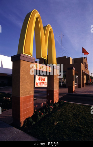 McDonald's, il più grande del mondo ristorante azienda ha annunciato nel 2009 che farà aprire mille ristoranti in tutto il mondo nel 2010 Foto Stock