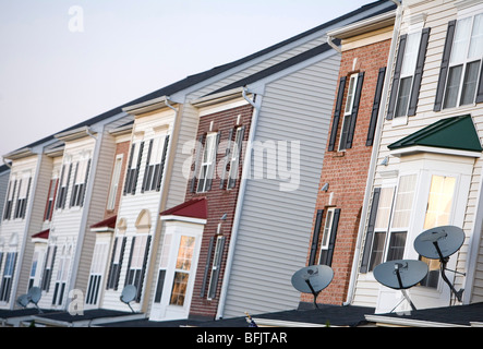 DirecTV TV piatti in un alloggiamento suburbana comunità. Foto Stock