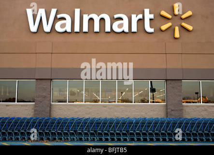 Un Wal-Mart retail posizione nella periferia del Maryland. Foto Stock