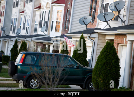 DirecTV TV piatti in un alloggiamento suburbana comunità. Foto Stock