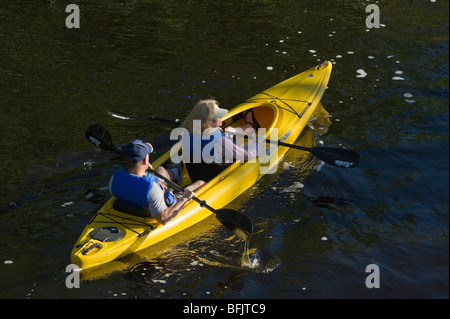 Kayaking sul Buttonwood Canal vicino a Flamingo, Everglades National Park, Florida, Stati Uniti d'America Foto Stock