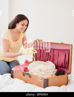 Razza mista donna valigia di imballaggio Foto Stock