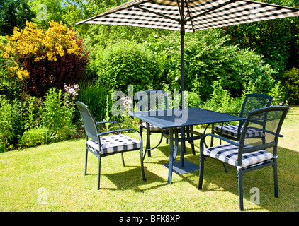 Moderno con mobili da giardino e fissati su un prato in un tipico paese di lingua Inglese o giardino suburbano in una giornata di sole in estate Foto Stock