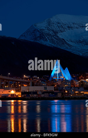 La luce blu sulla Cattedrale Artica in Tromso, Norvegia settentrionale Foto Stock