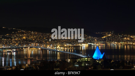 La luce blu sulla Cattedrale Artica in Tromso, Norvegia settentrionale Foto Stock