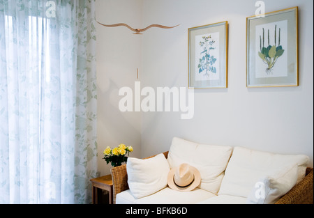 Un angolo di una luminosa e ariosa e moderna sala Foto Stock