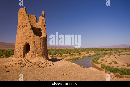 Valle di Draa, Marocco - abbandonato torre di guardia sul fiume, a est di Zagora. Foto Stock