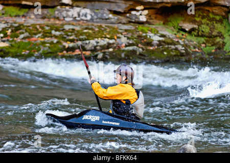 Kayaker sulla forcella di Russell fiume nella contea di luccio, Kentucky Foto Stock