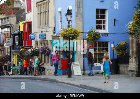 Negozi colorati in Glastonbury High Street Somerset Inghilterra Foto Stock