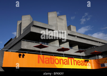Teatro Nazionale su London SouthBank - dettaglio del brutalist architettura di stile completato 1976/77, architetto Denys Lasdun, Foto Stock