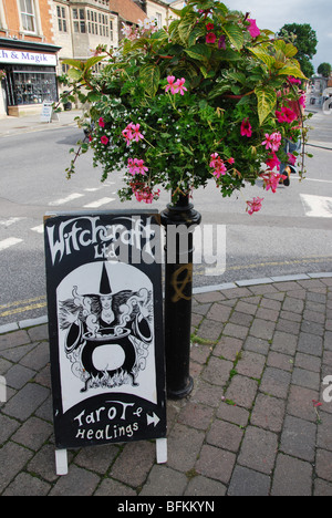 La stregoneria segno nel centro della città di Glastonbury Somerset Inghilterra Foto Stock