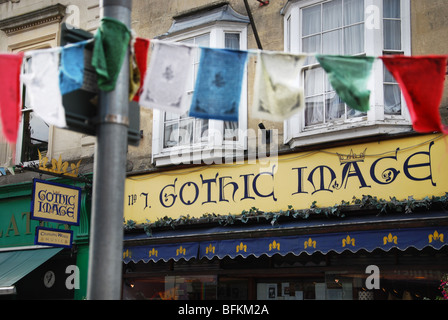 Negozio di colorati in Glastonbury High Street Somerset Inghilterra Foto Stock