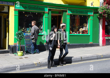 Coloratissimo negozio di fronte a Glastonbury High Street Somerset Inghilterra Foto Stock