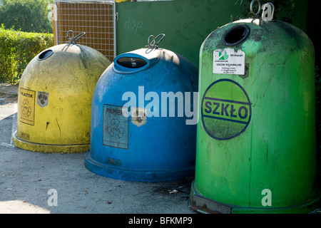 Il riciclo di punti di raccolta e bottle bank su un polacco edilizia residenziale station wagon, nella città di Kedzierzyn-Kozle. La Polonia. Foto Stock