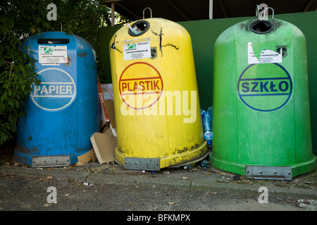 Il riciclo di punti di raccolta e bottle bank su un polacco edilizia residenziale station wagon, nella città di Kedzierzyn-Kozle. La Polonia. Foto Stock