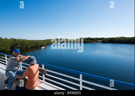 Vista dal ponte superiore del battello con fondale di vetro nella Marina di John Pennekamp Coral Reef State Park, Key Largo, Florida Keys, STATI UNITI D'AMERICA Foto Stock