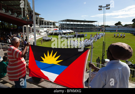 La popolazione locale da Antigua, tenendo una bandiera nazionale e guardando le celebrazioni del Giorno dell'indipendenza Foto Stock