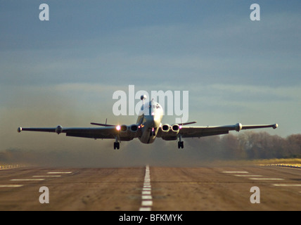 HS Nimrod MR2 sollevamento da RAF Kinloss signor ala la casa base della flotta Nimrod SCO 5535 Foto Stock