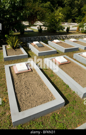 La guerra tombe di soldati sovietici in un russo Guerra Mondiale 2 / WW2 cimitero della città polacca di Kedzierzyn-Kozle. La Polonia. Foto Stock