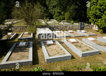 La guerra tombe di soldati sovietici in un russo Guerra Mondiale 2 / WW2 cimitero della città polacca di Kedzierzyn-Kozle. La Polonia. Foto Stock