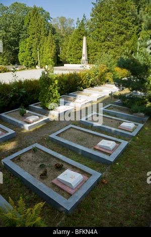La guerra tombe di soldati sovietici in un russo Guerra Mondiale 2 / WW2 cimitero della città polacca di Kedzierzyn-Kozle. La Polonia. Foto Stock