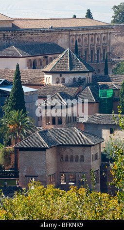Vista del Palazzo Alhambra da i giardini di Generalife, Granada, Spagna Foto Stock