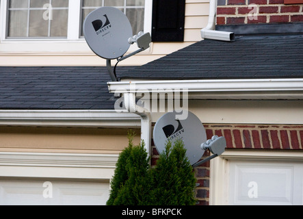 DirecTV TV piatti in un alloggiamento suburbana comunità. Foto Stock