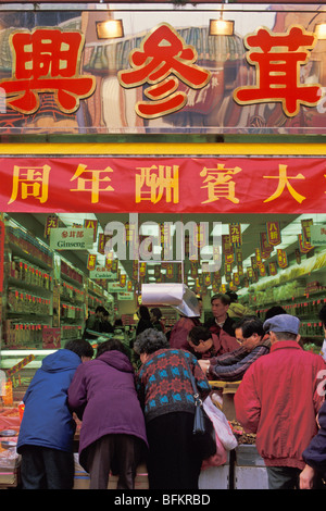 People shopping a Chinatown, Vancouver, British Columbia, Canada Foto Stock