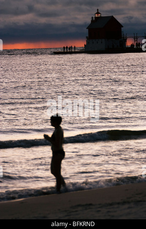 Ragazzo camminando nel surf a Muskegon parco dello stato Foto Stock