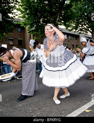 Danzatori provenienti da London School of Samba danza galleggiante in strada al 2009 carnevale di Notting Hill. Foto Stock