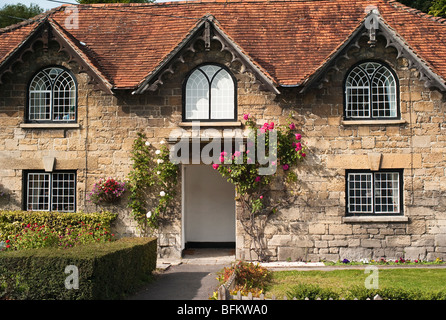 Insolito semi-detached vecchio cottage in Earlestoke Wiltshire, Inghilterra UK UE visto dalla strada pubblica Foto Stock
