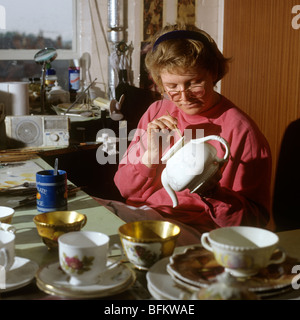 Regno Unito, Inghilterra, Worcestershire, Royal Worcester fabbrica, Sally legno decorazione a mano servizio da tè Foto Stock