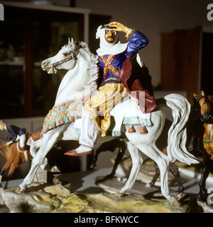 Regno Unito, Inghilterra, Worcestershire, Royal Worcester in ceramica, preziose stallone arabo e cavaliere figura Foto Stock