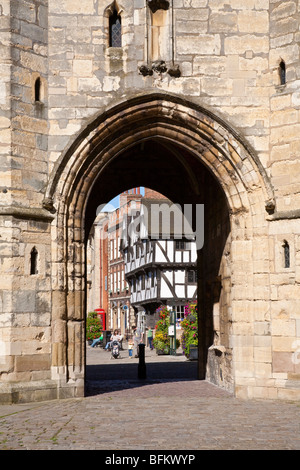 Guardando attraverso il pubblico erario cancello dalla Cattedrale di Lincoln Ministro Yard verso Ufficio turistico su un angolo della Collina del Castello e Bailgate Foto Stock