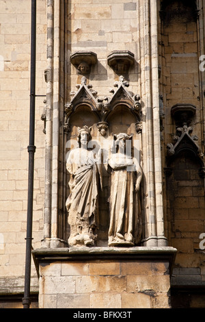 Statue di Edoardo I e di Eleonora di Castiglia all'estremità orientale dell'esterno della parete sud della Cattedrale di Lincoln. Foto Stock