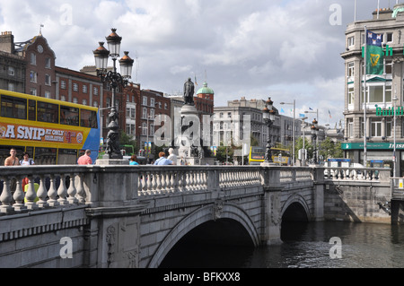 O'Connell Bridge Dublino Irlanda con Daniel O'Connell monumento al centro Foto Stock