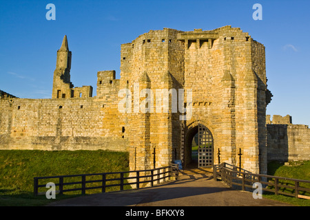 Il castello di Warkworth in Northumberland. Sede della famiglia Percy Foto Stock