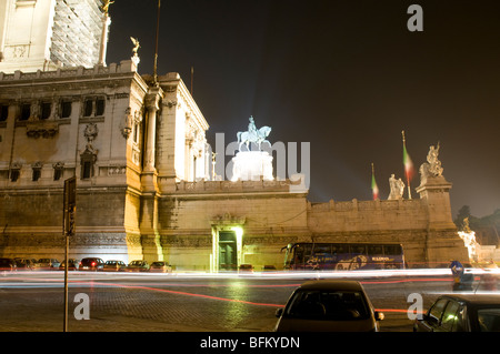 Monumento a Vittorio Emanuele II a Roma. Enorme scultura equestre di Vittorio Emanuele a cavallo Foto Stock