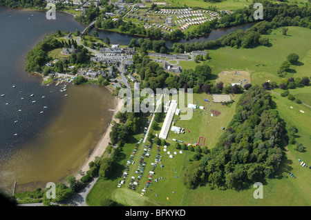 Una veduta aerea del villaggio scozzese di Kenmore sul Loch Tay Foto Stock