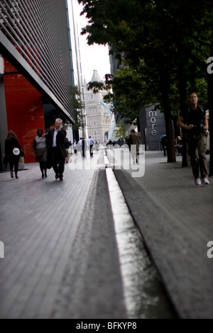 More London Place si trova vicino alla tranquilla fontana di Rill, con il maestoso Tower Bridge sullo sfondo Foto Stock